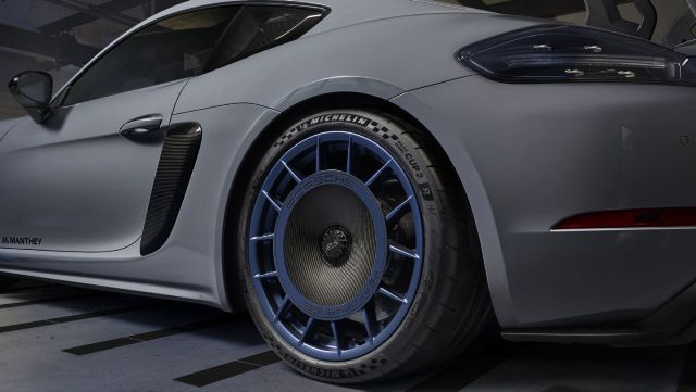 Porsche is offering a Manthey Kit for the 718 Cayman GT4 RS